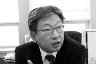 줄어드는 한국, 자해하는 정치 