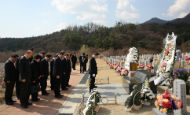 이 전 대통령, 천안함 46용사 묘소 참배
