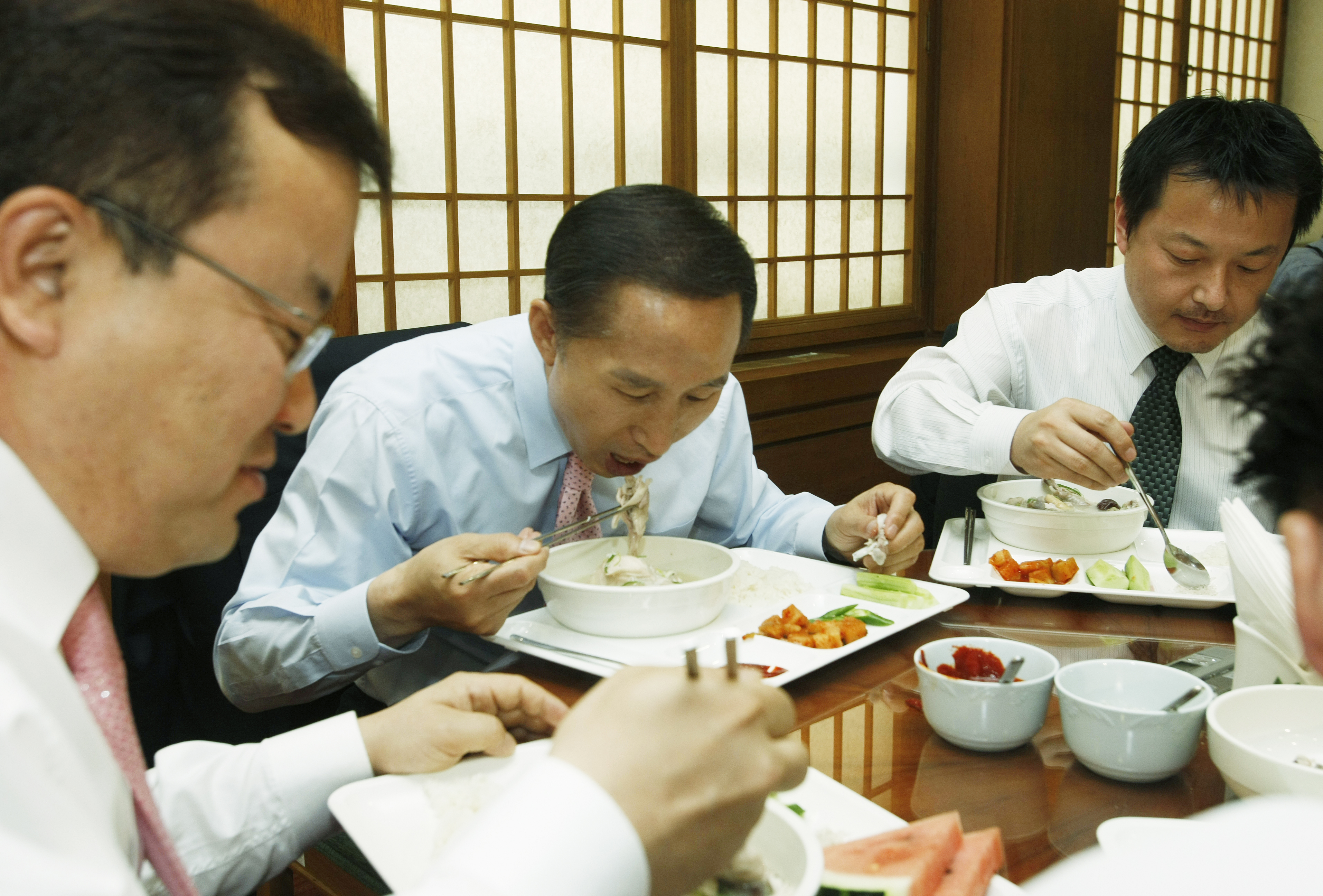 춘추관 기자들과 삼계탕 오찬