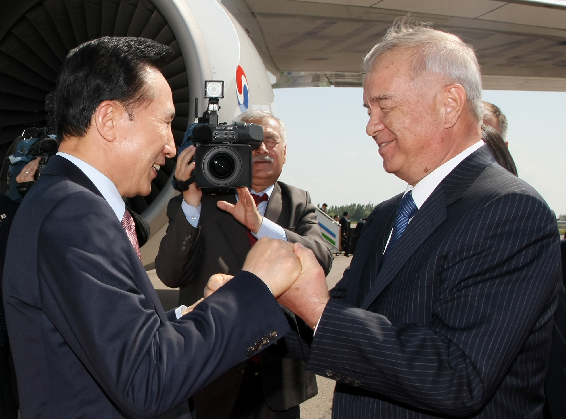 우주베키스탄 도착 시 환영나온 카리모프 대통령과