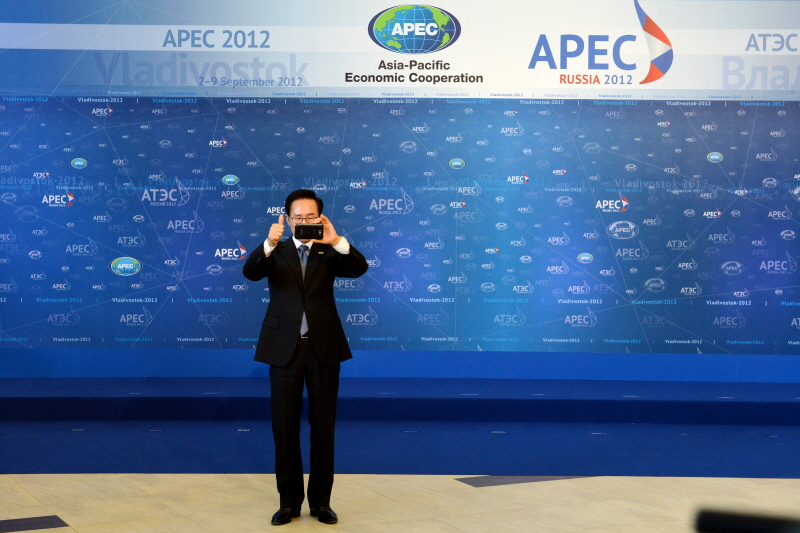 APEC정상회의 입장 시 기자단을 향해 카메라